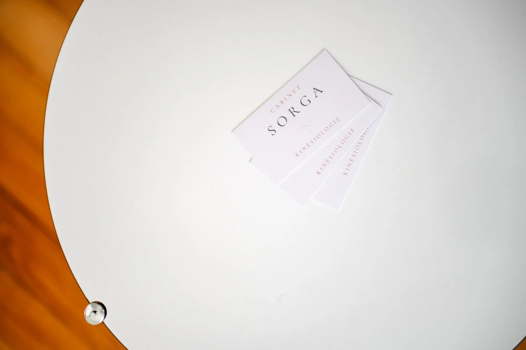 Les cartes de visite du Cabinet Sorga posées sur la table.
