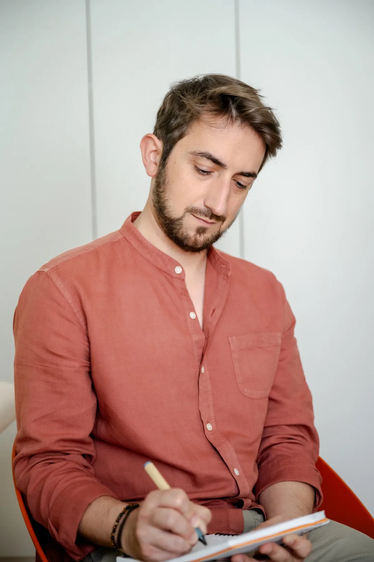 Bruno Guitton prenant des notes pendant une séance.