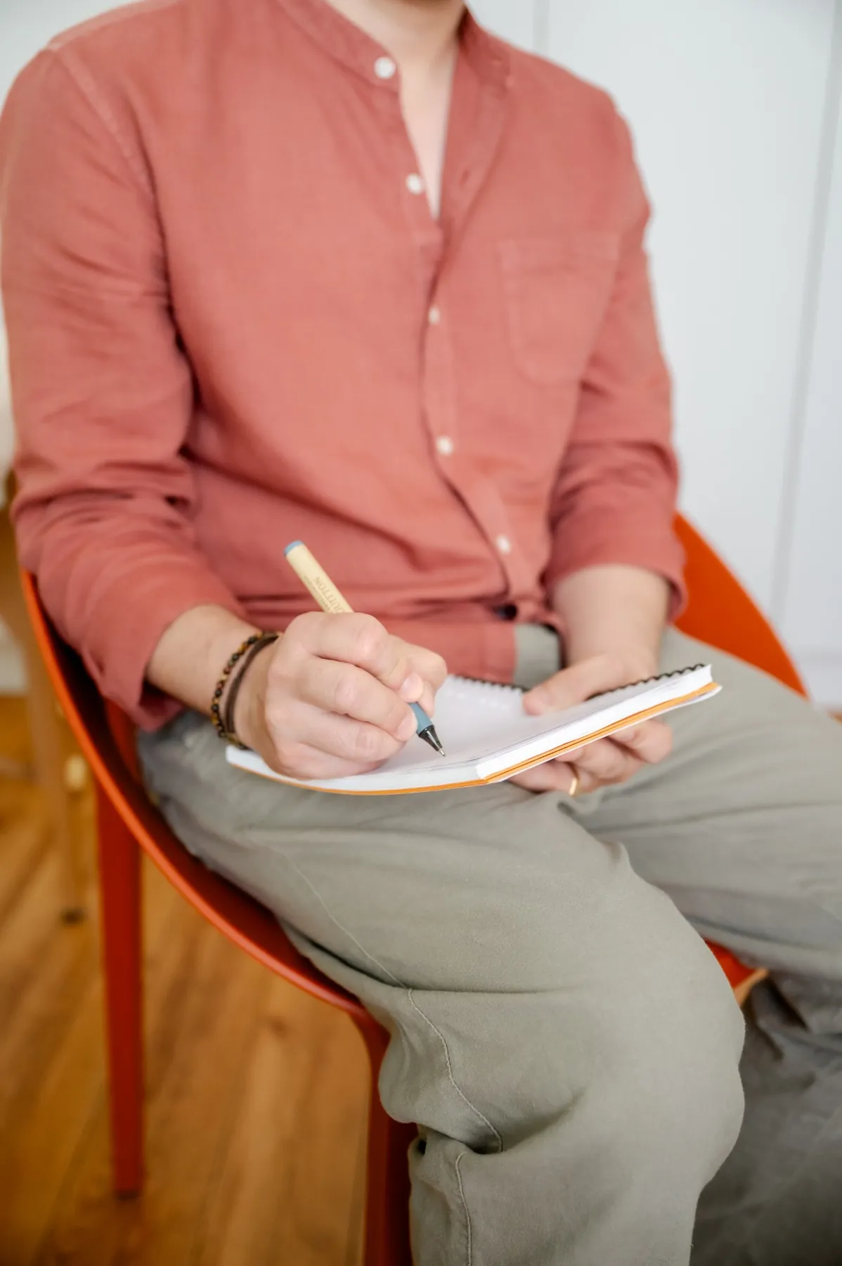 Bruno Guitton prend des notes dans son carnet pendant une séance.