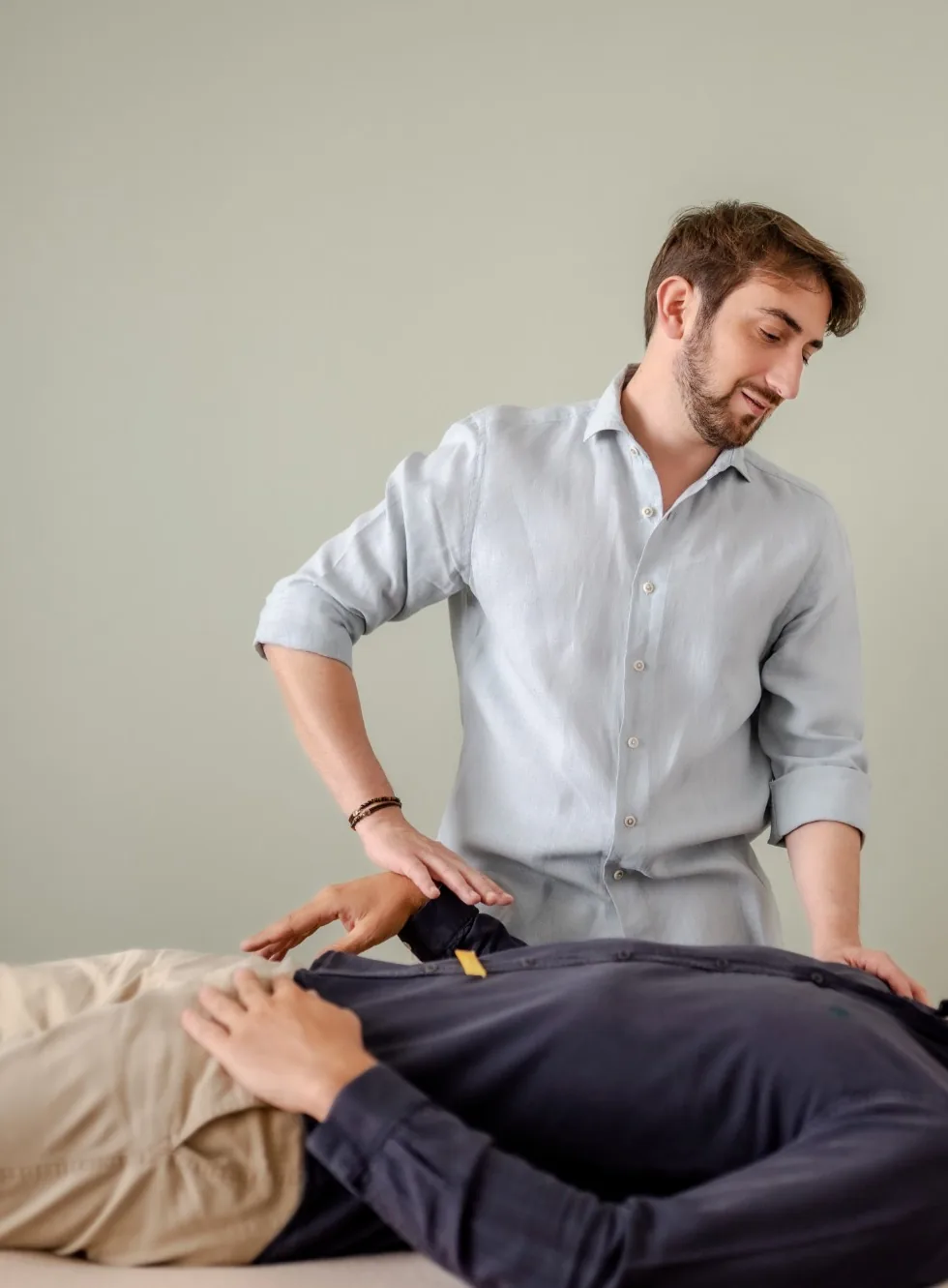 Le praticien attentif pendant le test, la personne allongée.