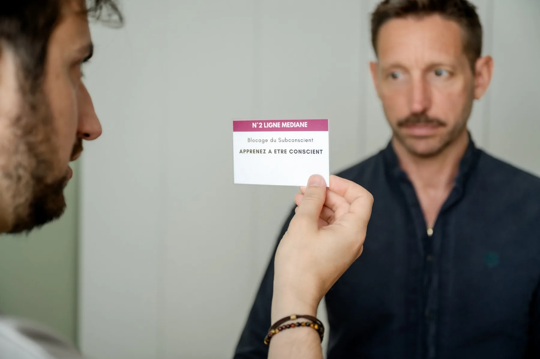 Présentation d'une carte de kinésiologie pendant une séance.