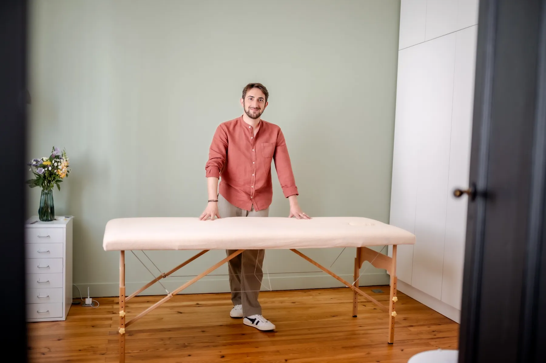Bruno Guitton vous accueille au Cabinet Sorga, debout derrière la table de séance.