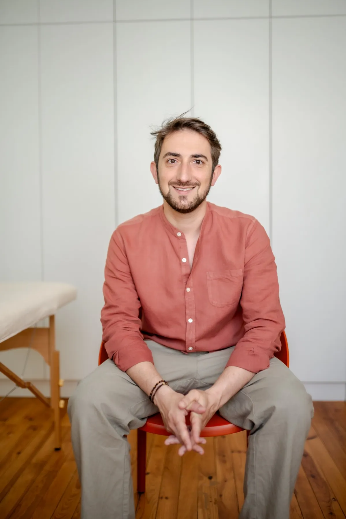 Portrait de Bruno Guitton, kinésiologue au Cabinet Sorga, souriant.